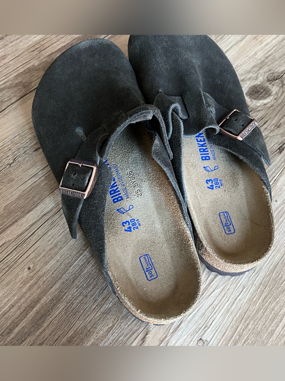 Birkenstock Men's Suede Clog in Dark Gray with Copper Buckle - Picture 3 of 6